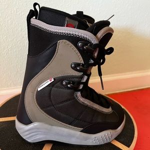 Kids 4 snowboard boots 🏂🏂🏂❄️❄️❄️☃️☃️☃️☃️